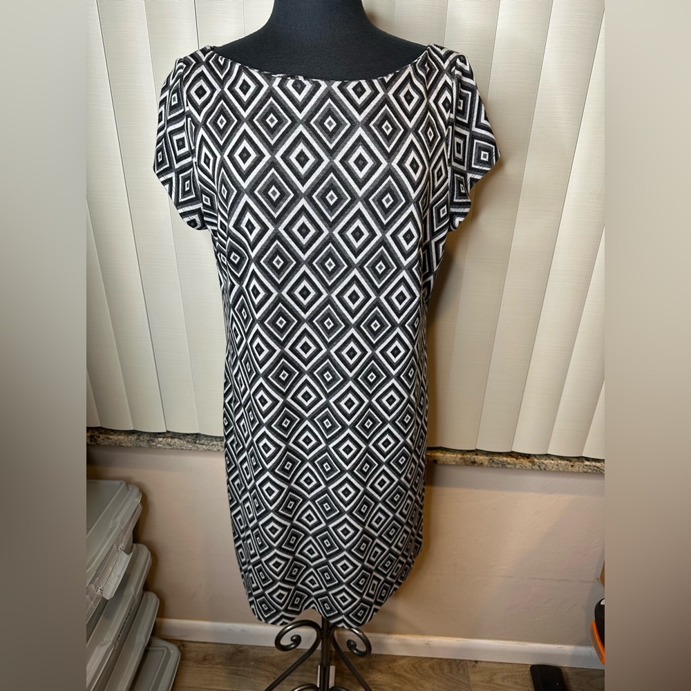 Jessica Howard Black White Geometrical Short Sleeve Shift Dress Woman Plus SZ 16